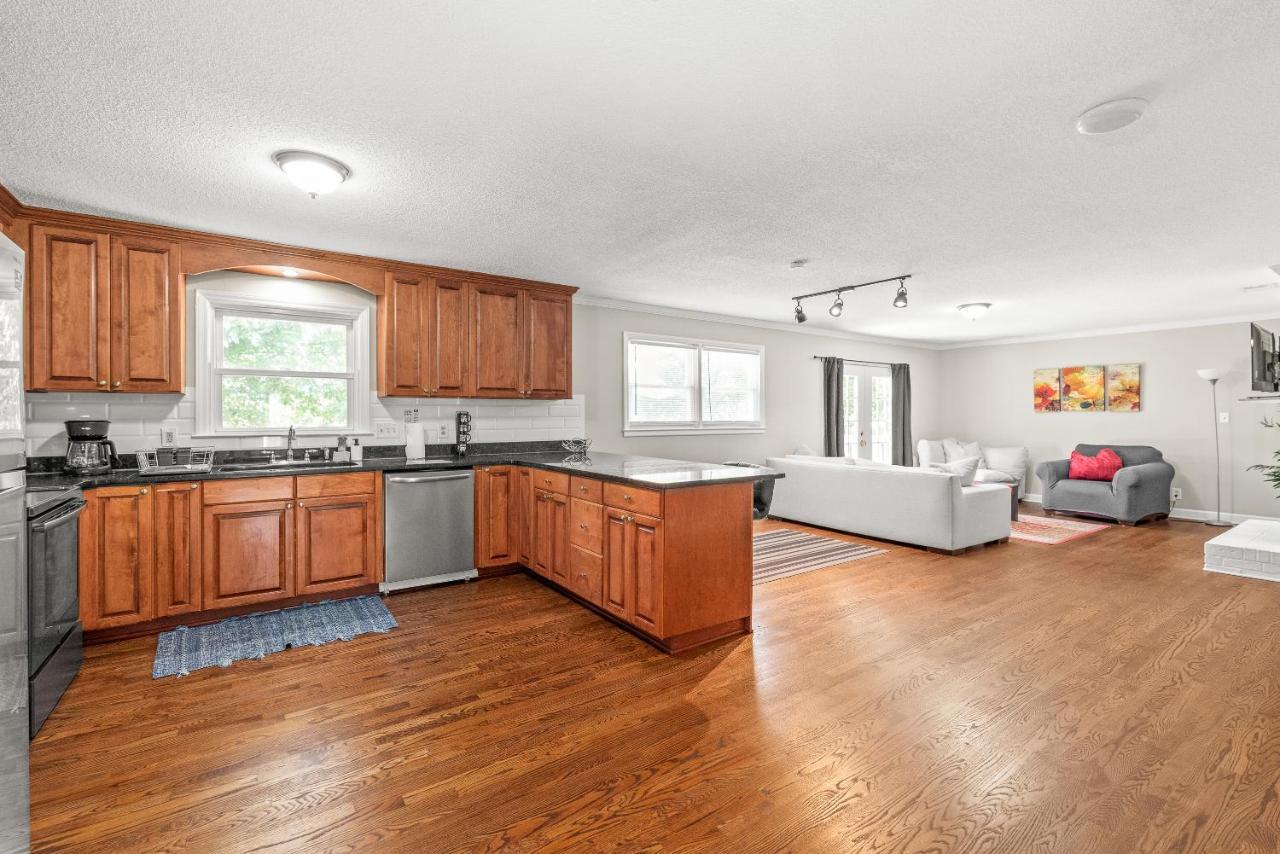 Charming, Cozy Close To Uptown, Airport & Whitewater Center Hébergement de vacances