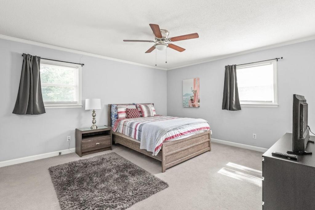 Charming, Cozy Close To Uptown, Airport & Whitewater Center Hébergement de vacances