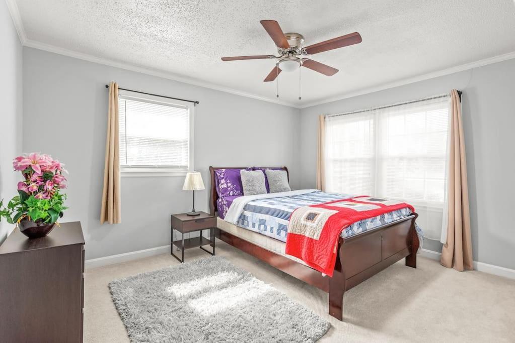 Hébergement de vacances Charming, Cozy Close To Uptown, Airport & Whitewater Center *